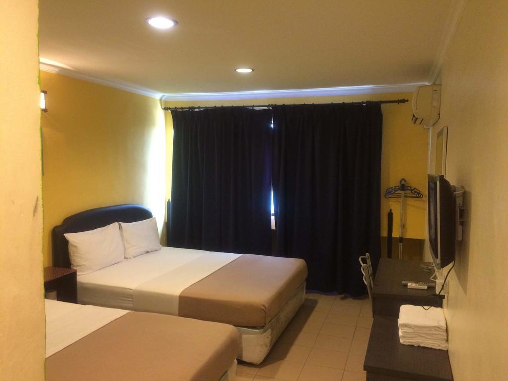 City Star Hotel Kulai Room photo